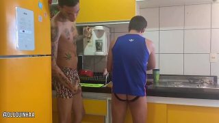 Viadinho lavou os pratos para o seu macho e pagou um boquete gostoso