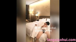 浪小辉老师公交车站勾搭打工人拉回酒店与另外一位骚零一起配种