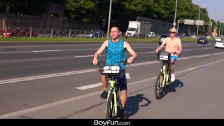 Skinny twinks in an intense bareback threeway: exploring the way of group pleasure